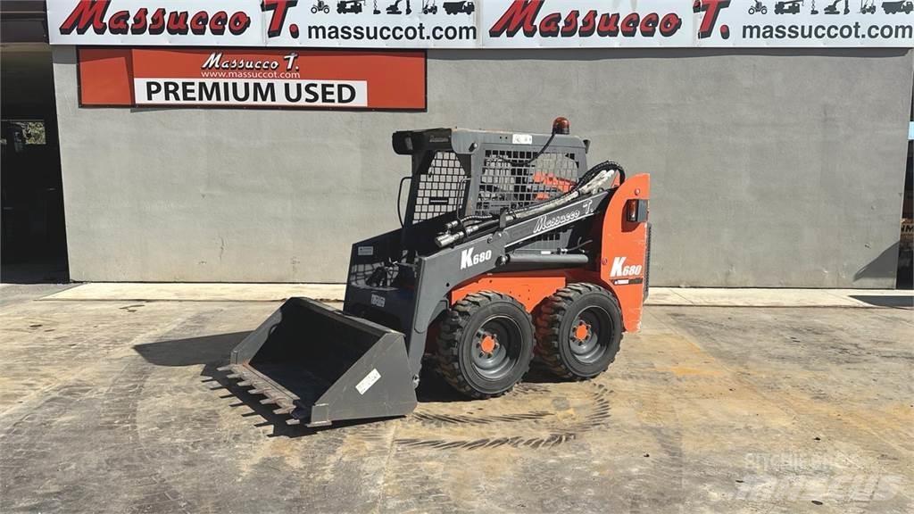 Thomas K680 Krautuvai su šoniniu pasukimu