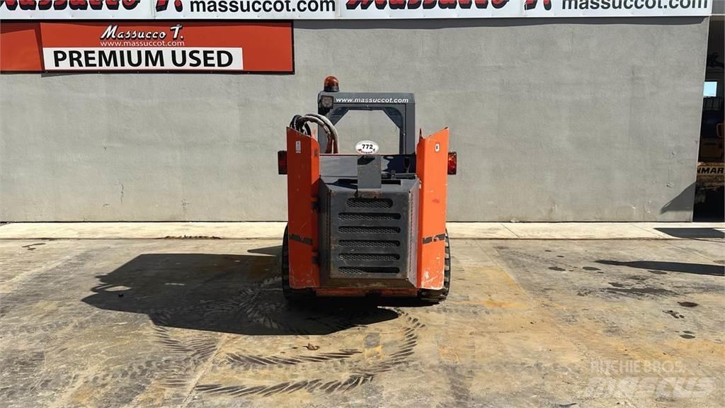 Thomas K680 Krautuvai su šoniniu pasukimu