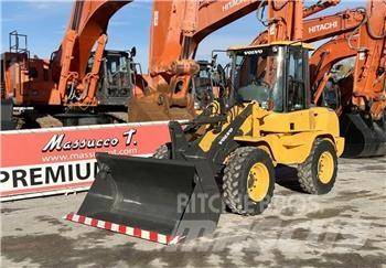 Volvo L30G Naudoti ratiniai krautuvai