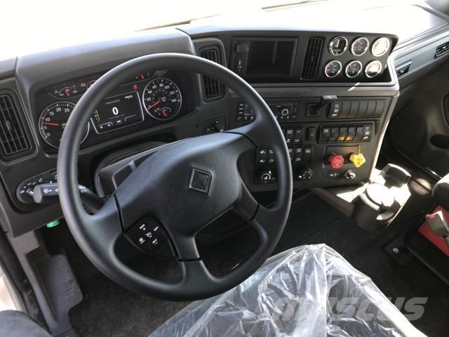 International HV Savivarčių priekabų vilkikai