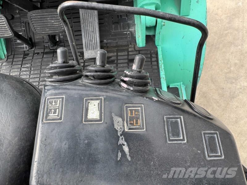 Mitsubishi FG30 Šakiniai krautuvai - Kita
