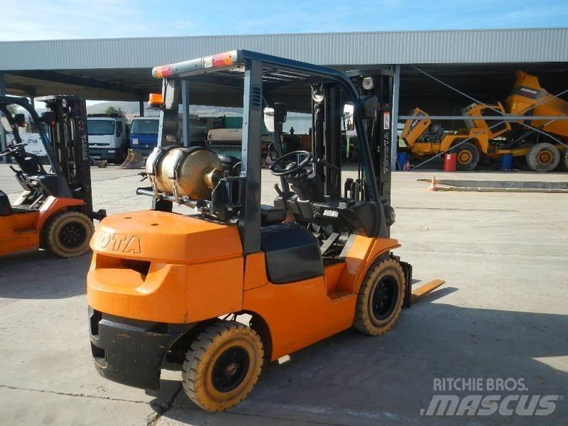 Toyota 7FG25 Šakiniai krautuvai - Kita