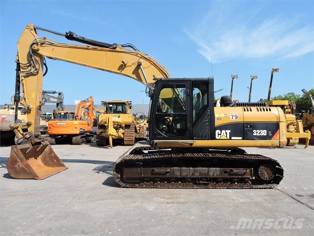 CAT 323D Vikšriniai ekskavatoriai