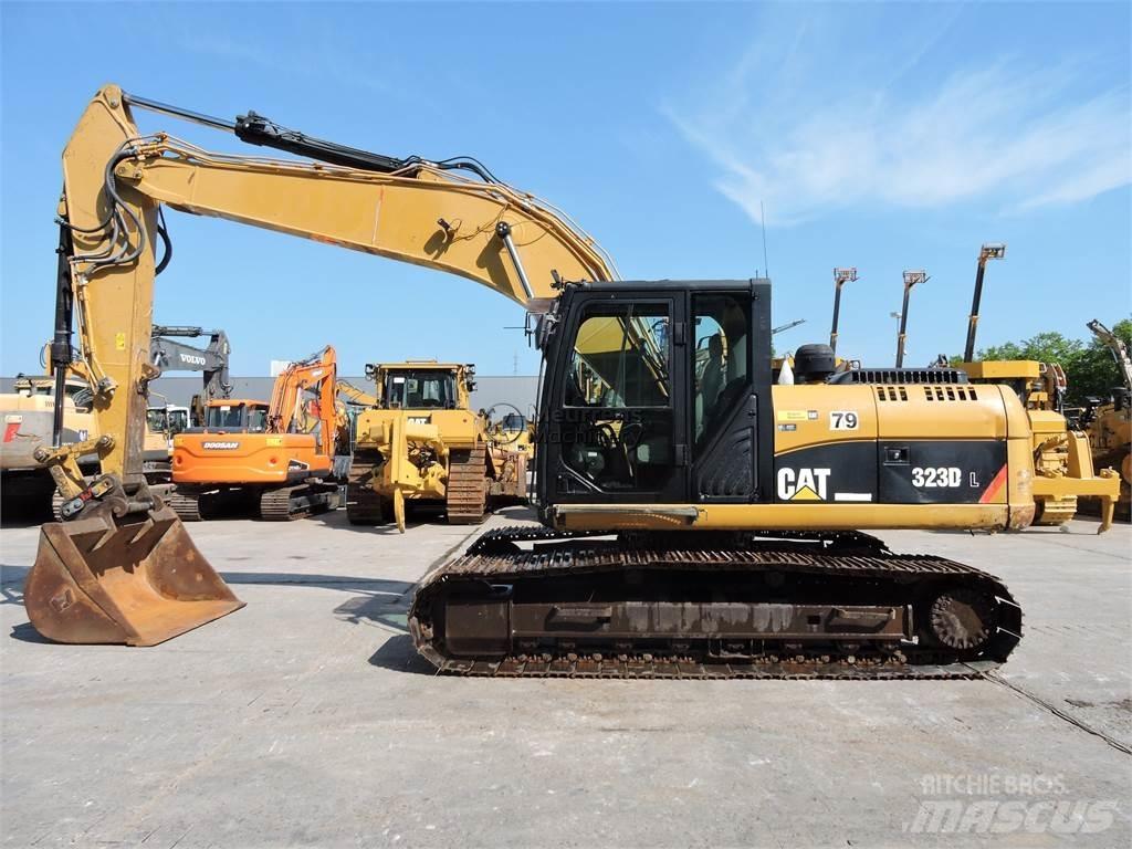 CAT 323D Vikšriniai ekskavatoriai