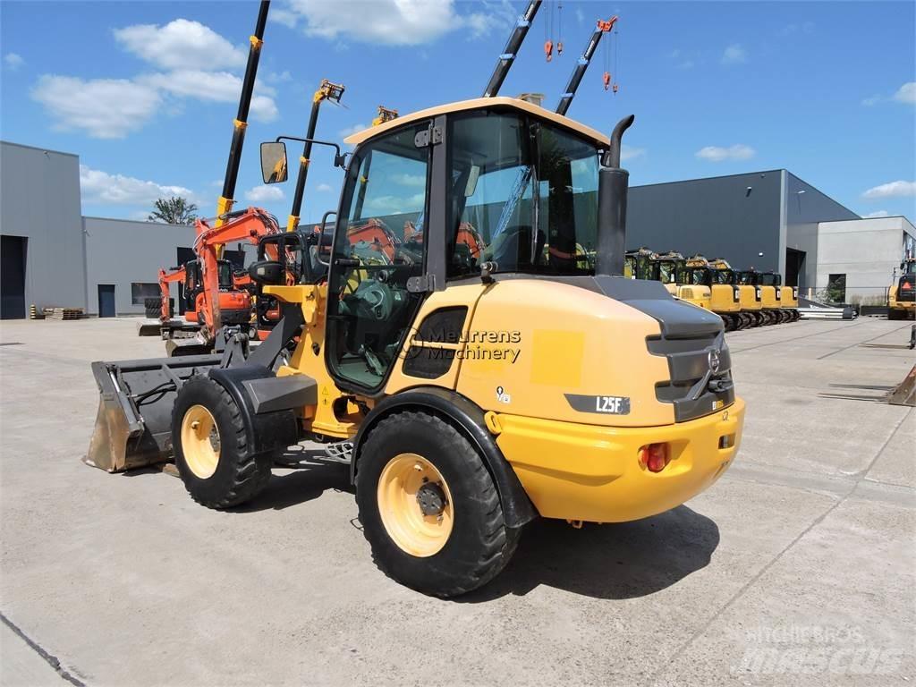 Volvo L25F + FORK Naudoti ratiniai krautuvai