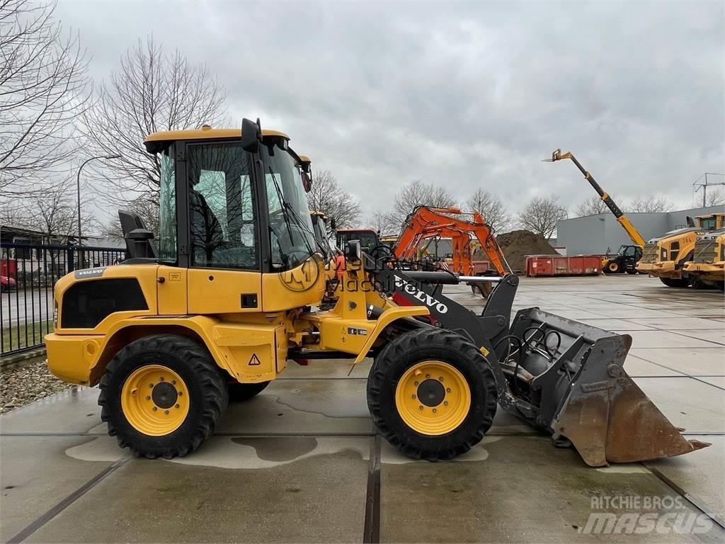 Volvo L30G Naudoti ratiniai krautuvai