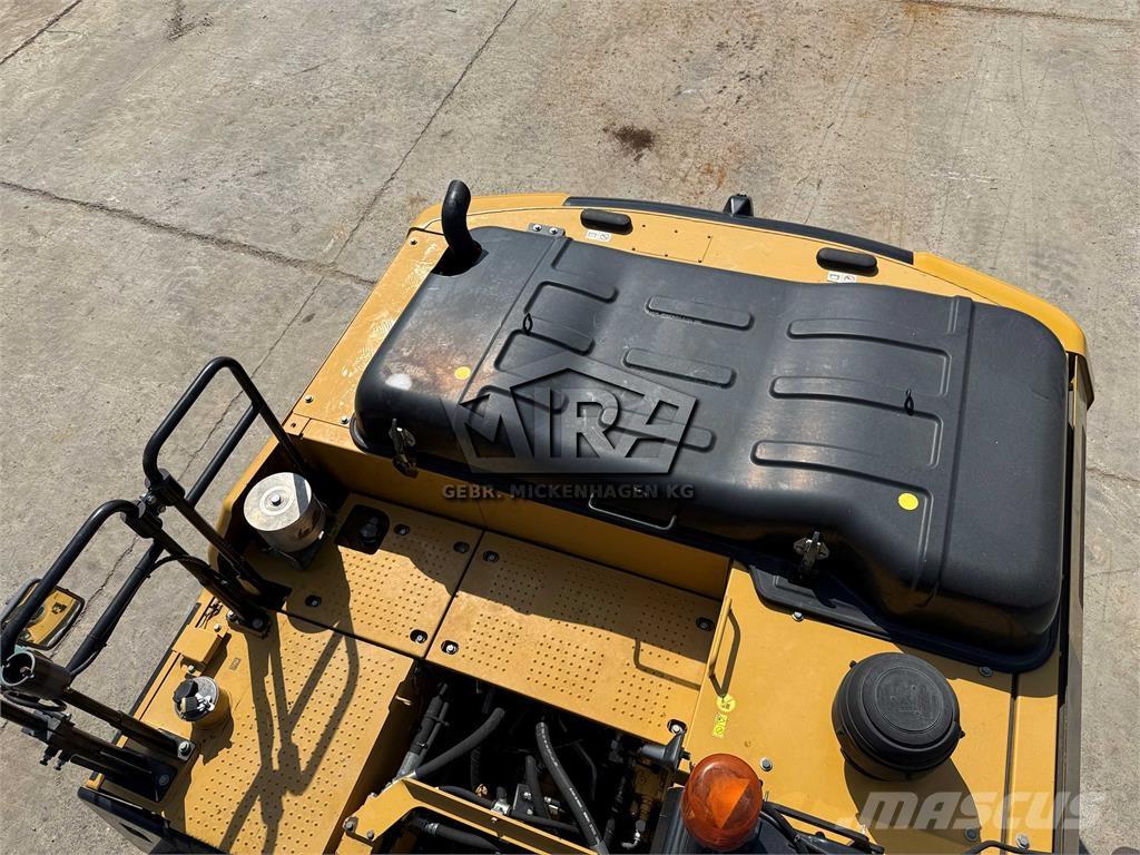 CAT 323 EL Vikšriniai ekskavatoriai