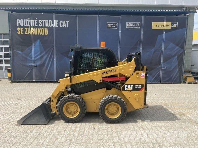CAT 242D Statyba - Kita
