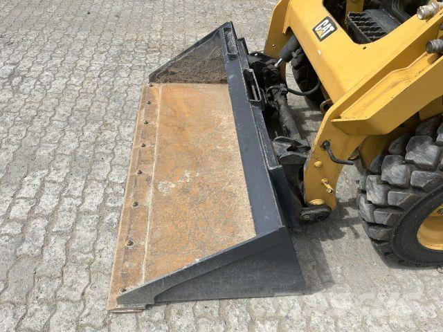 CAT 242D Statyba - Kita