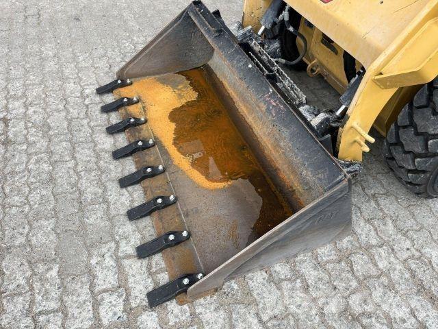 CAT 242D3 Statyba - Kita