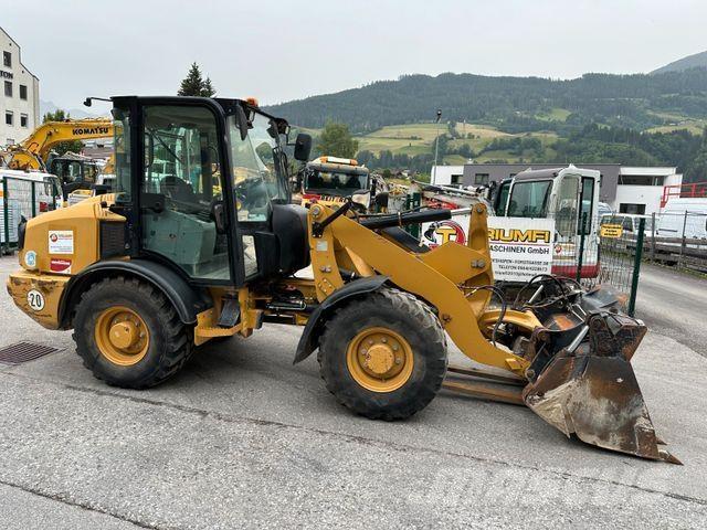 CAT 906H Ratiniai ekskavatoriai
