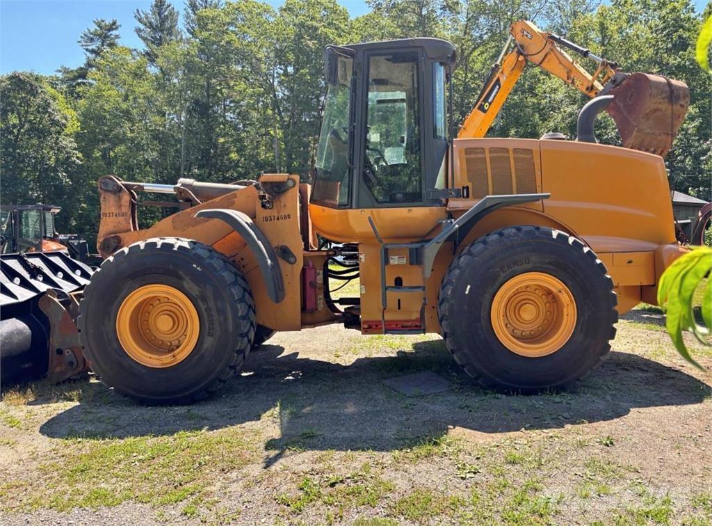 CASE 821F Naudoti ratiniai krautuvai