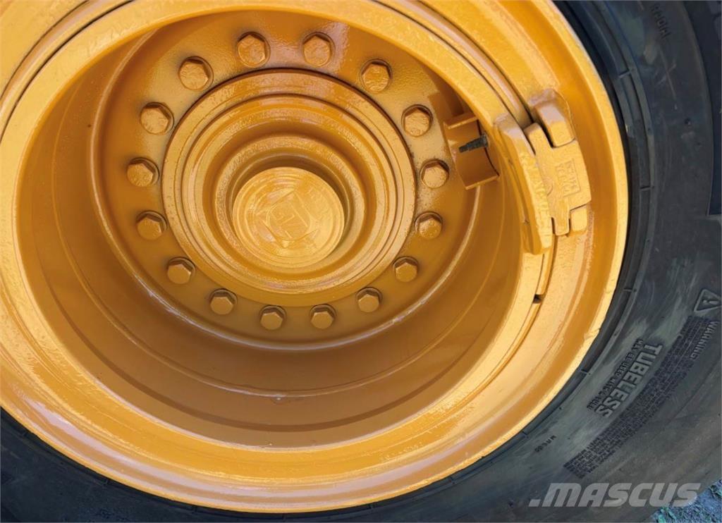 CASE 821F Naudoti ratiniai krautuvai