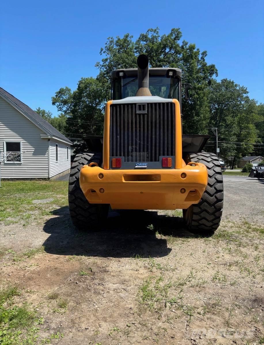 CASE 821F Naudoti ratiniai krautuvai