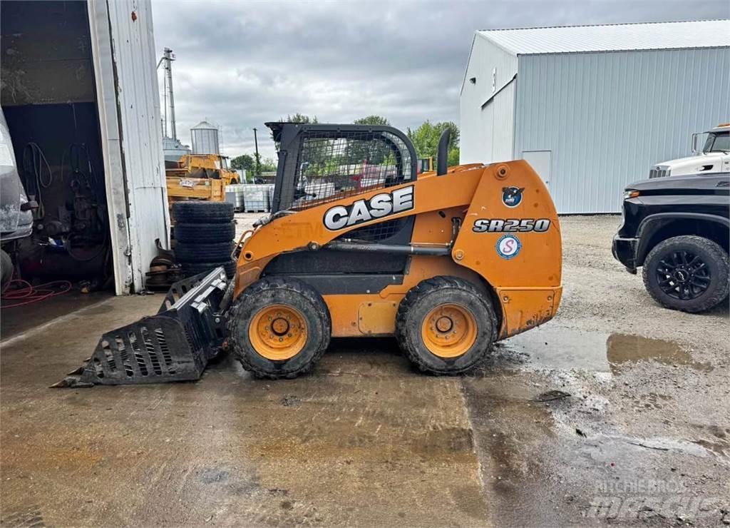 CASE SR250 Krautuvai su šoniniu pasukimu