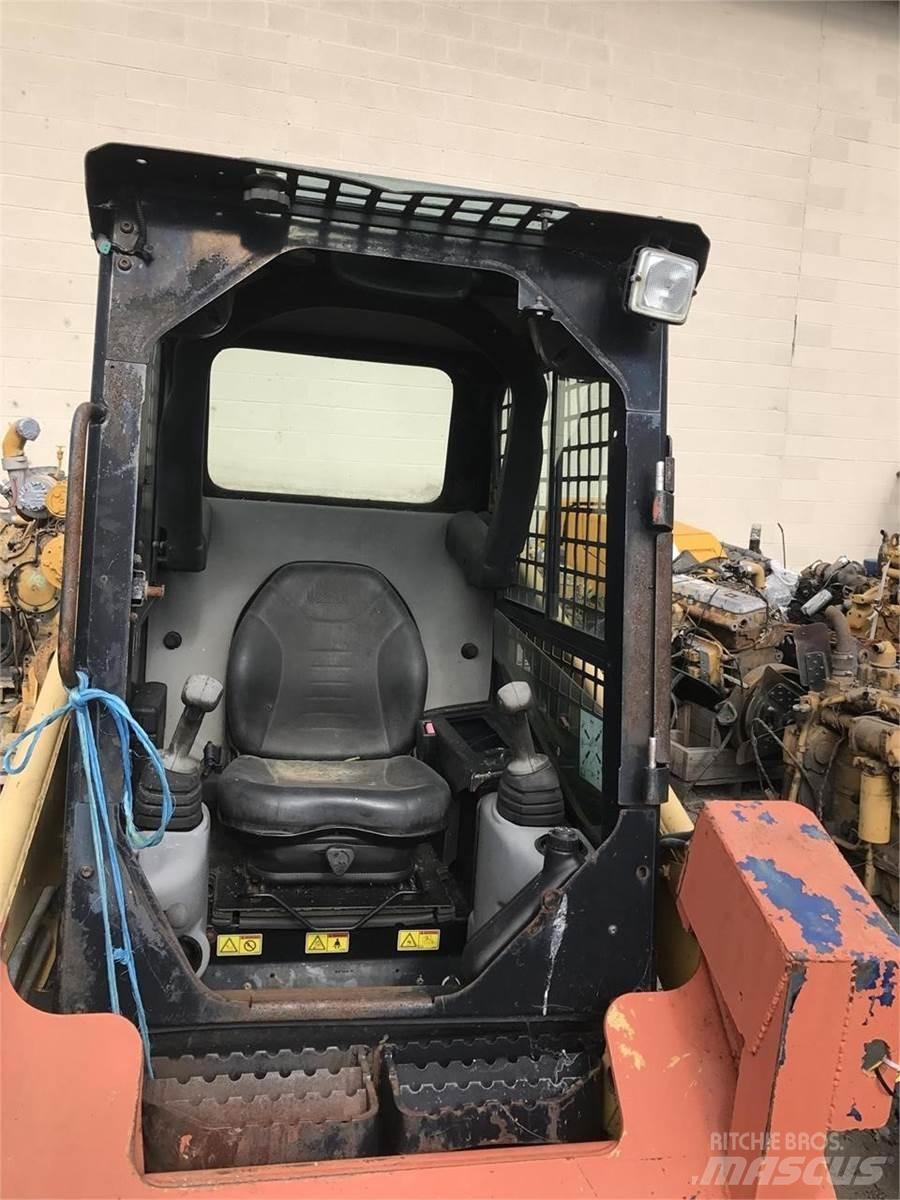 CAT 226B Krautuvai su šoniniu pasukimu