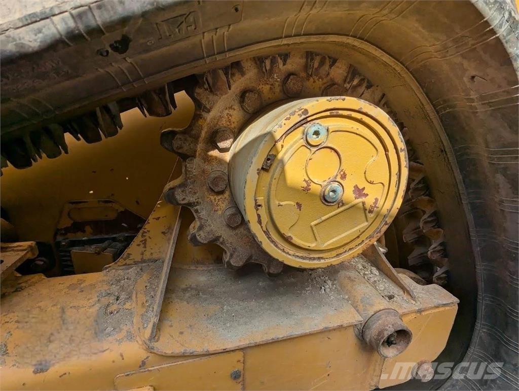 CAT 239D3 Krautuvai su šoniniu pasukimu
