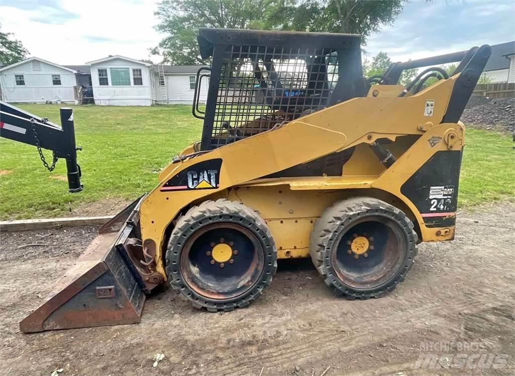 CAT 242 Krautuvai su šoniniu pasukimu