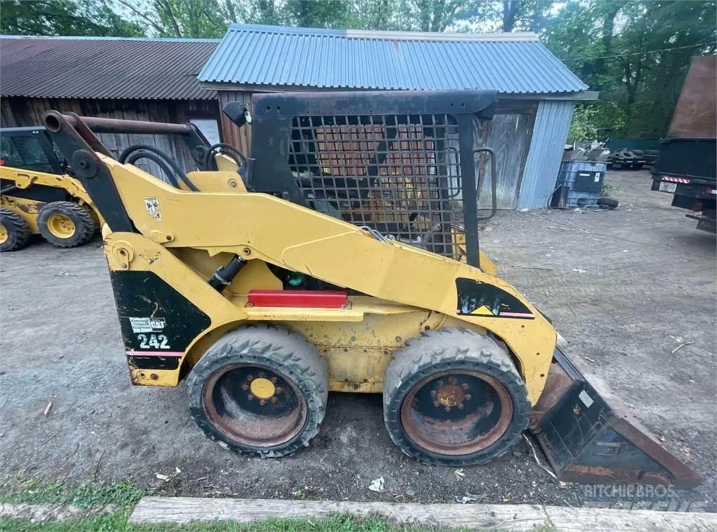 CAT 242 Krautuvai su šoniniu pasukimu
