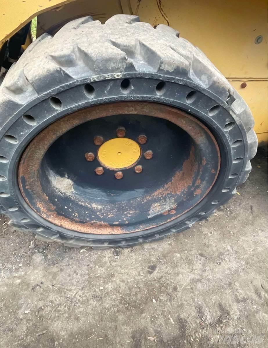 CAT 242 Krautuvai su šoniniu pasukimu
