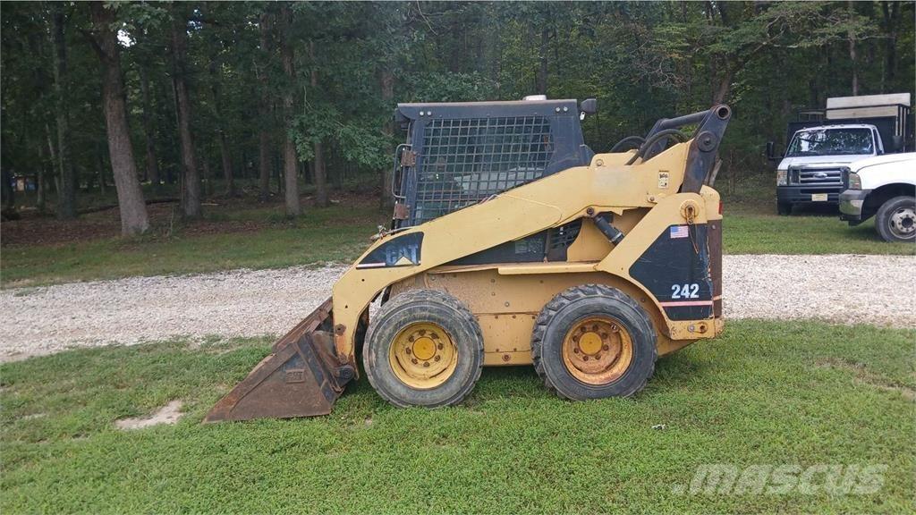 CAT 242 Krautuvai su šoniniu pasukimu