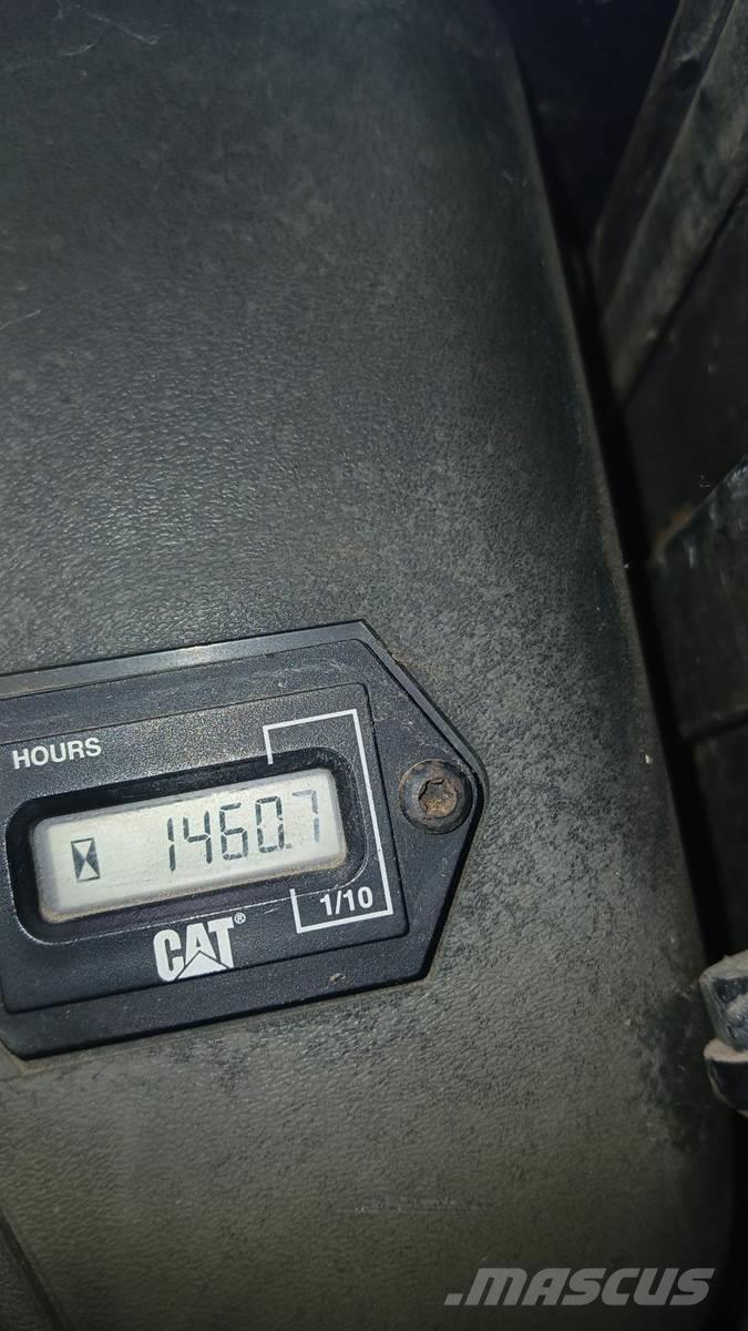 CAT 242 Krautuvai su šoniniu pasukimu