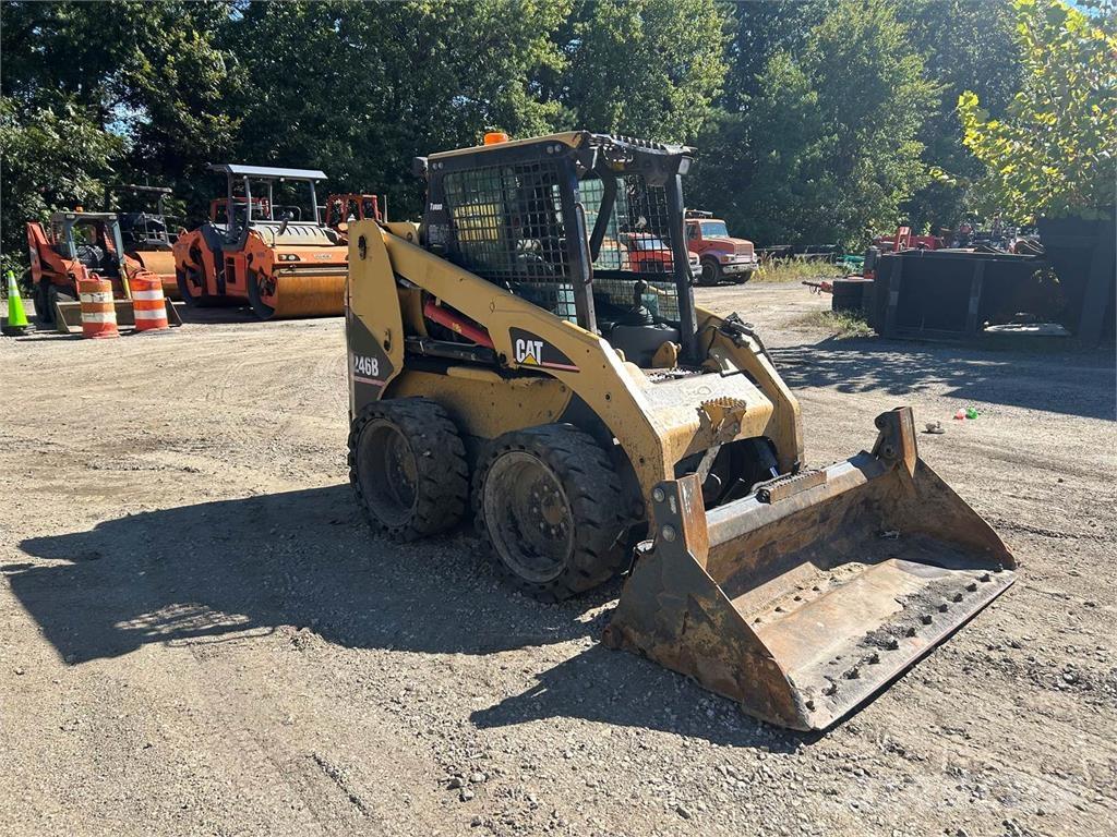 CAT 246B Krautuvai su šoniniu pasukimu