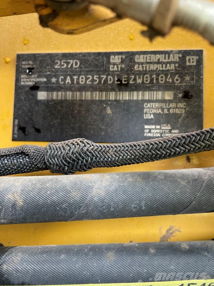 CAT 257D Krautuvai su šoniniu pasukimu