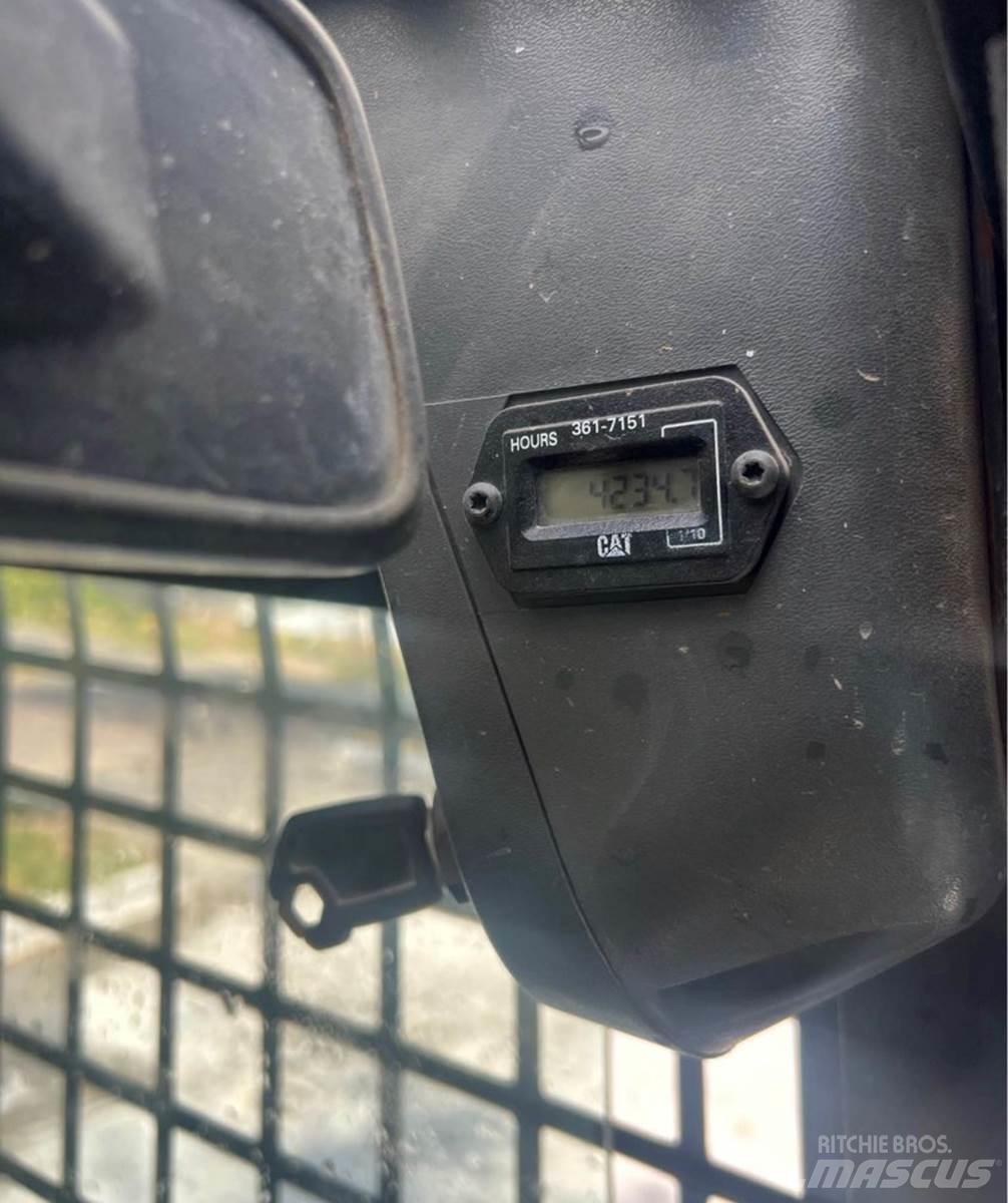 CAT 259B3 Krautuvai su šoniniu pasukimu