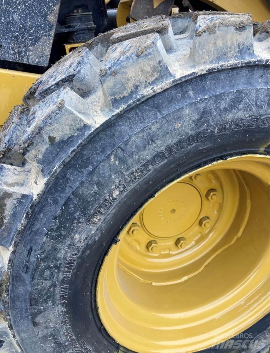 CAT 262D Krautuvai su šoniniu pasukimu