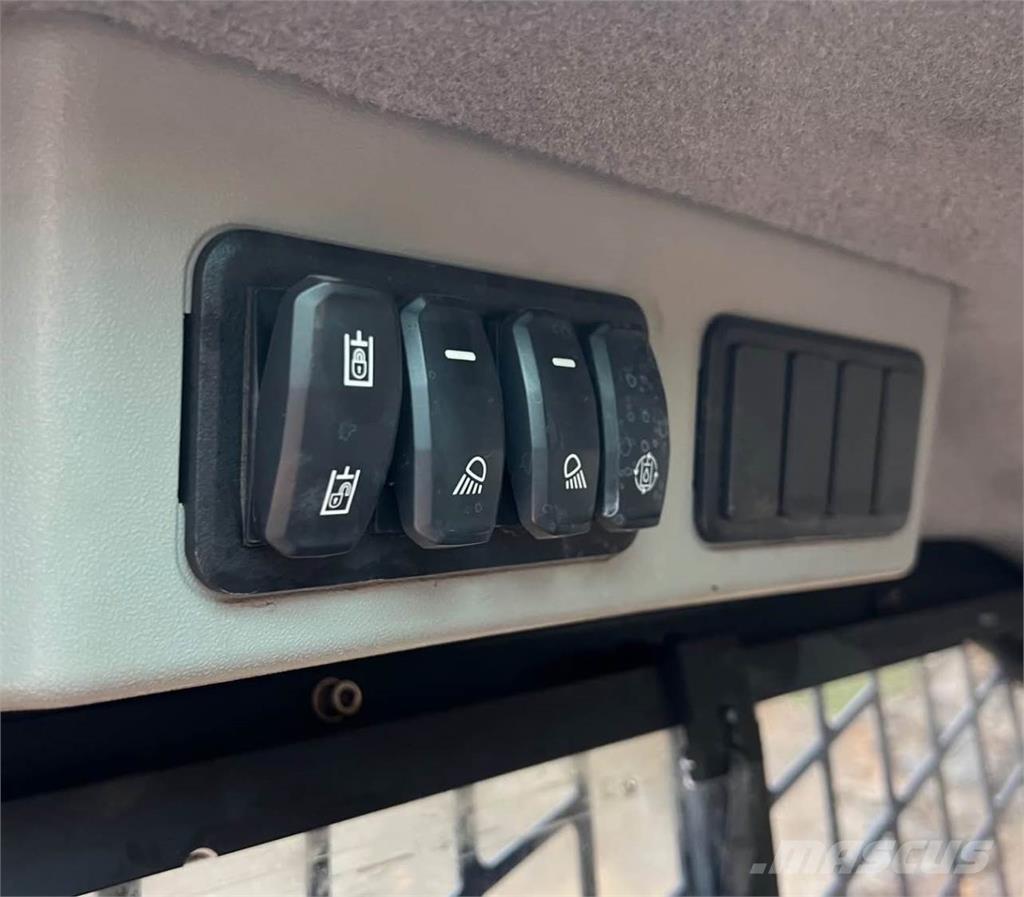 CAT 289D3 Krautuvai su šoniniu pasukimu