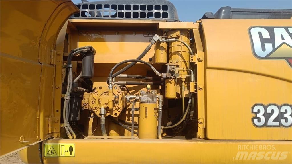CAT 323D3 Vikšriniai ekskavatoriai