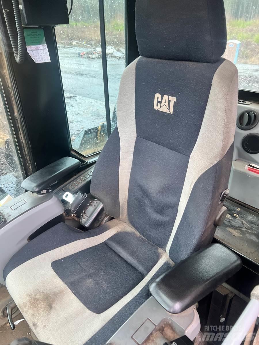 CAT 558LL Strėliniai krautuvai