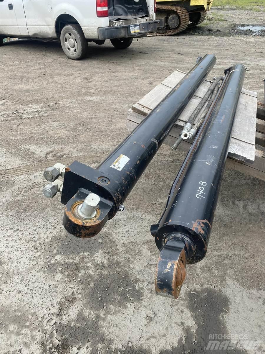 CAT 740B Transportas - Kita