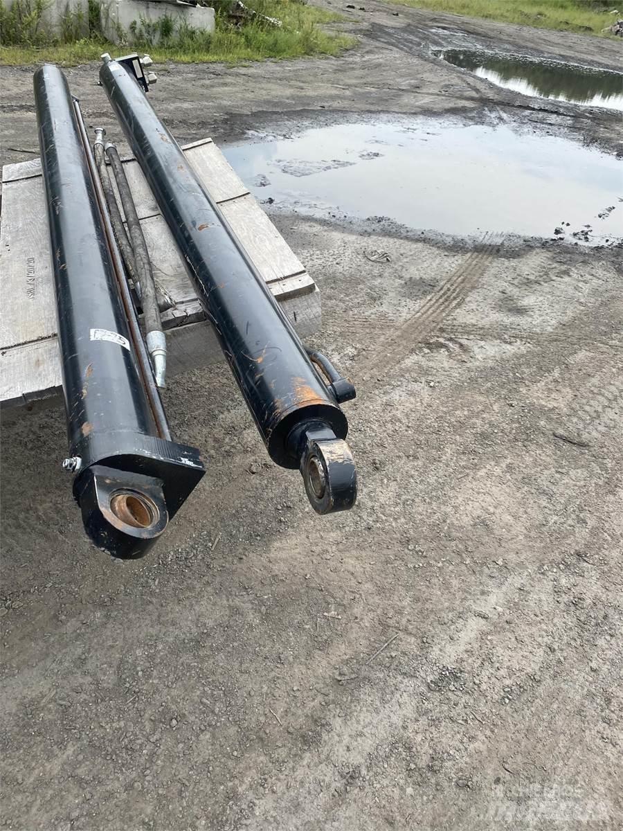 CAT 740B Transportas - Kita
