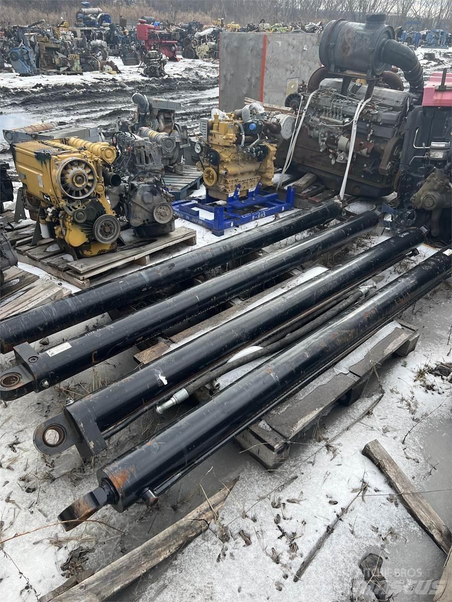 CAT 740B Kranų dalys ir įranga