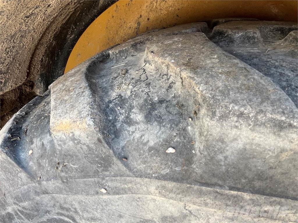 CAT 906 Naudoti ratiniai krautuvai