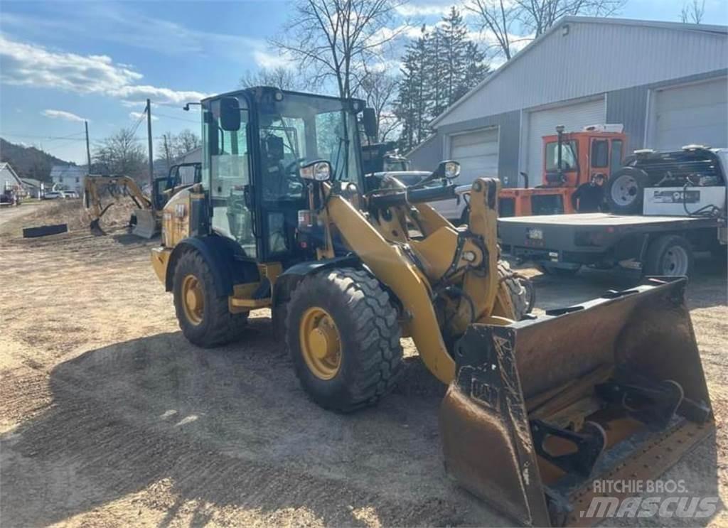 CAT 906M Naudoti ratiniai krautuvai