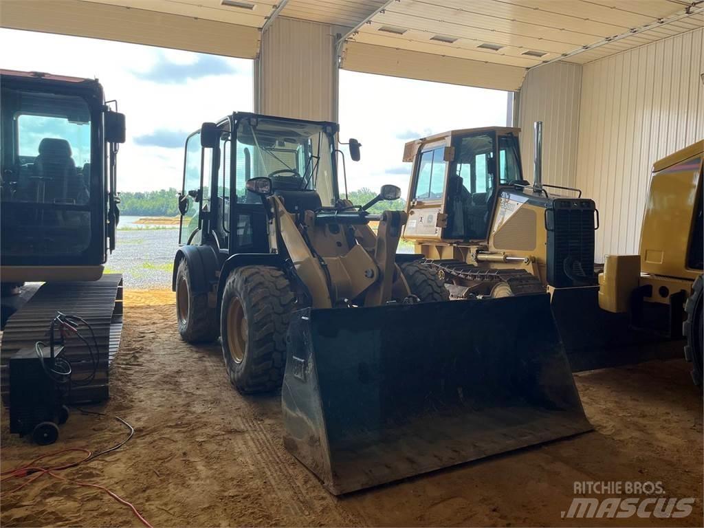 CAT 908M Naudoti ratiniai krautuvai