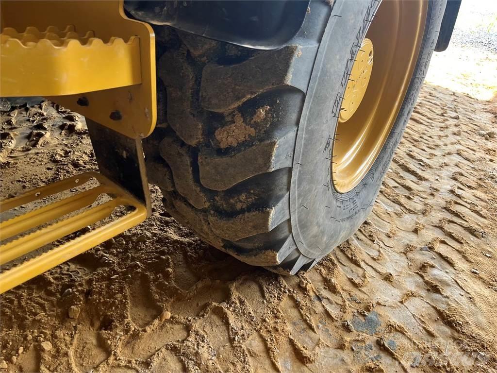 CAT 908M Naudoti ratiniai krautuvai