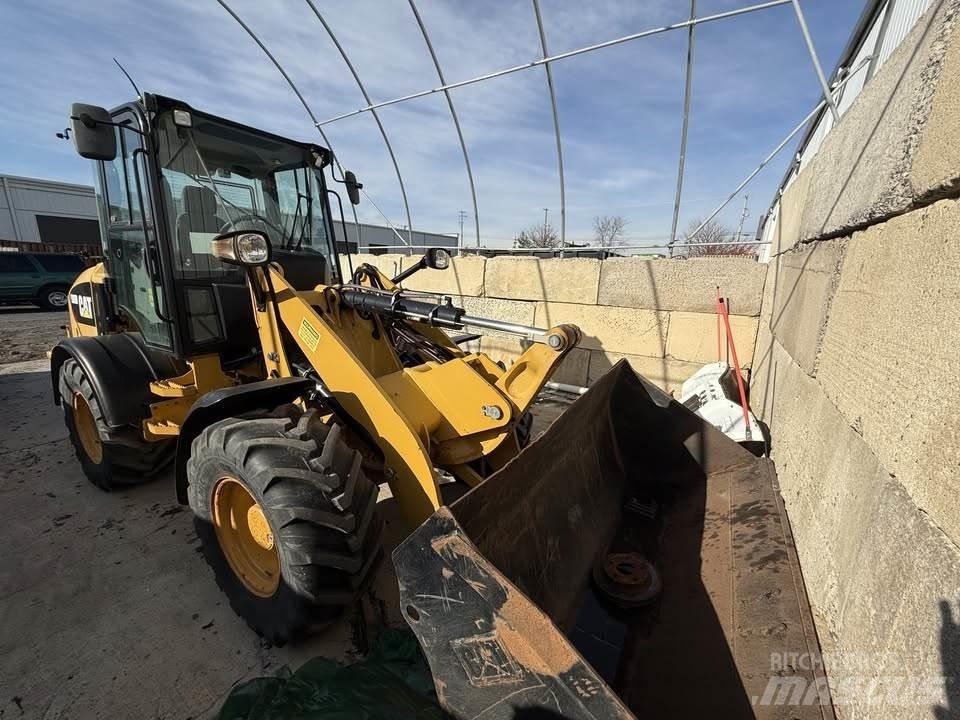 CAT 908M Naudoti ratiniai krautuvai