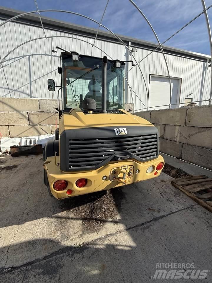 CAT 908M Naudoti ratiniai krautuvai
