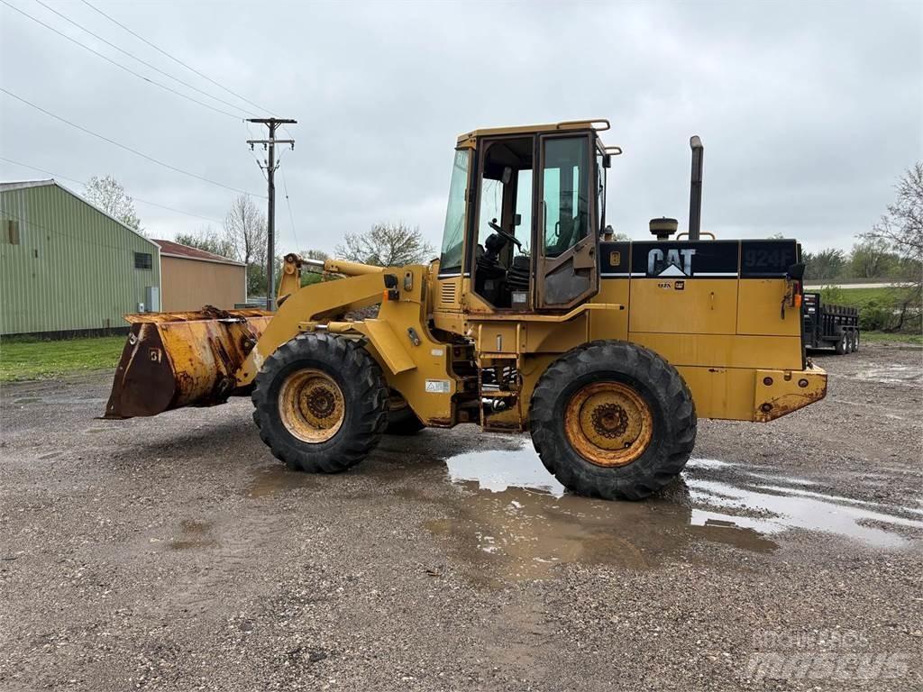 CAT 924F Naudoti ratiniai krautuvai
