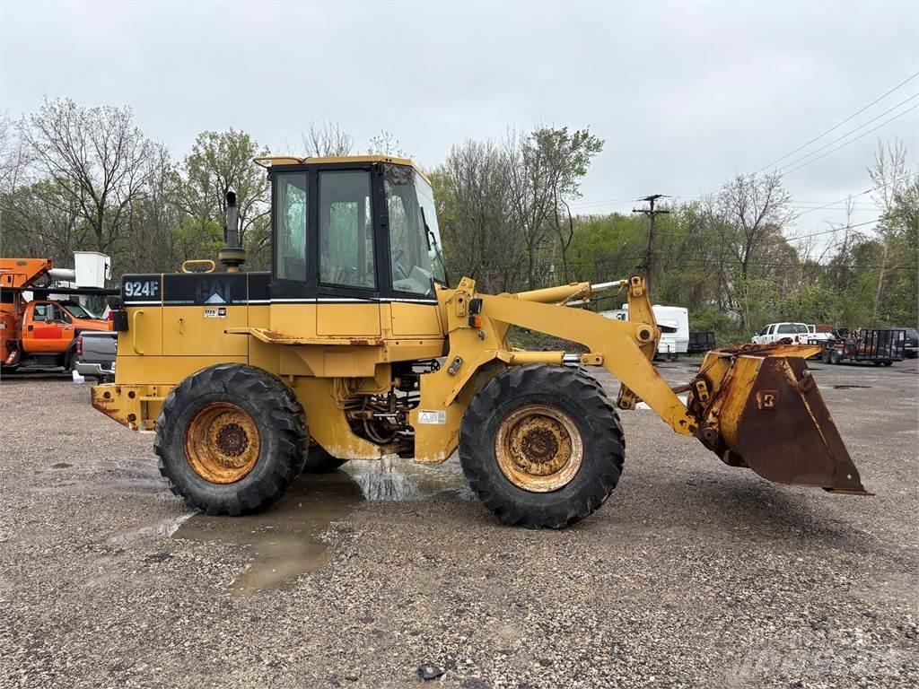 CAT 924F Naudoti ratiniai krautuvai