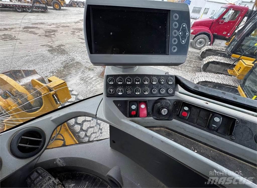 CAT 930K Naudoti ratiniai krautuvai