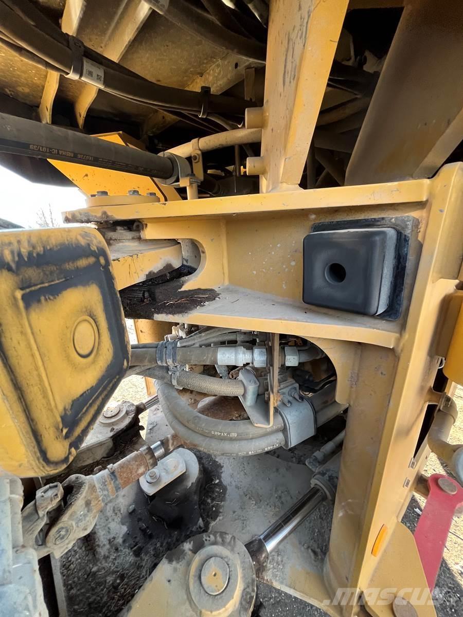 CAT 930M Naudoti ratiniai krautuvai