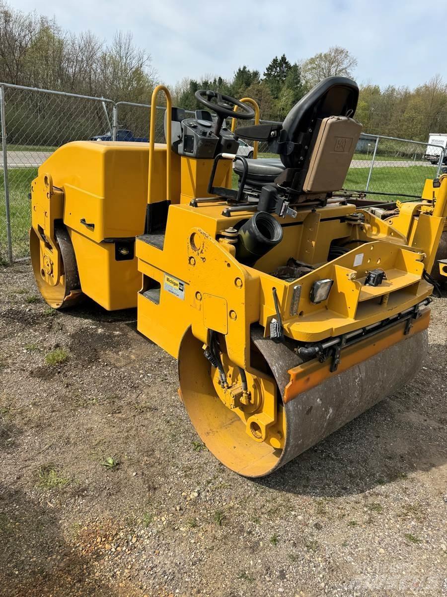 CAT CB34 Asfalto klotuvai