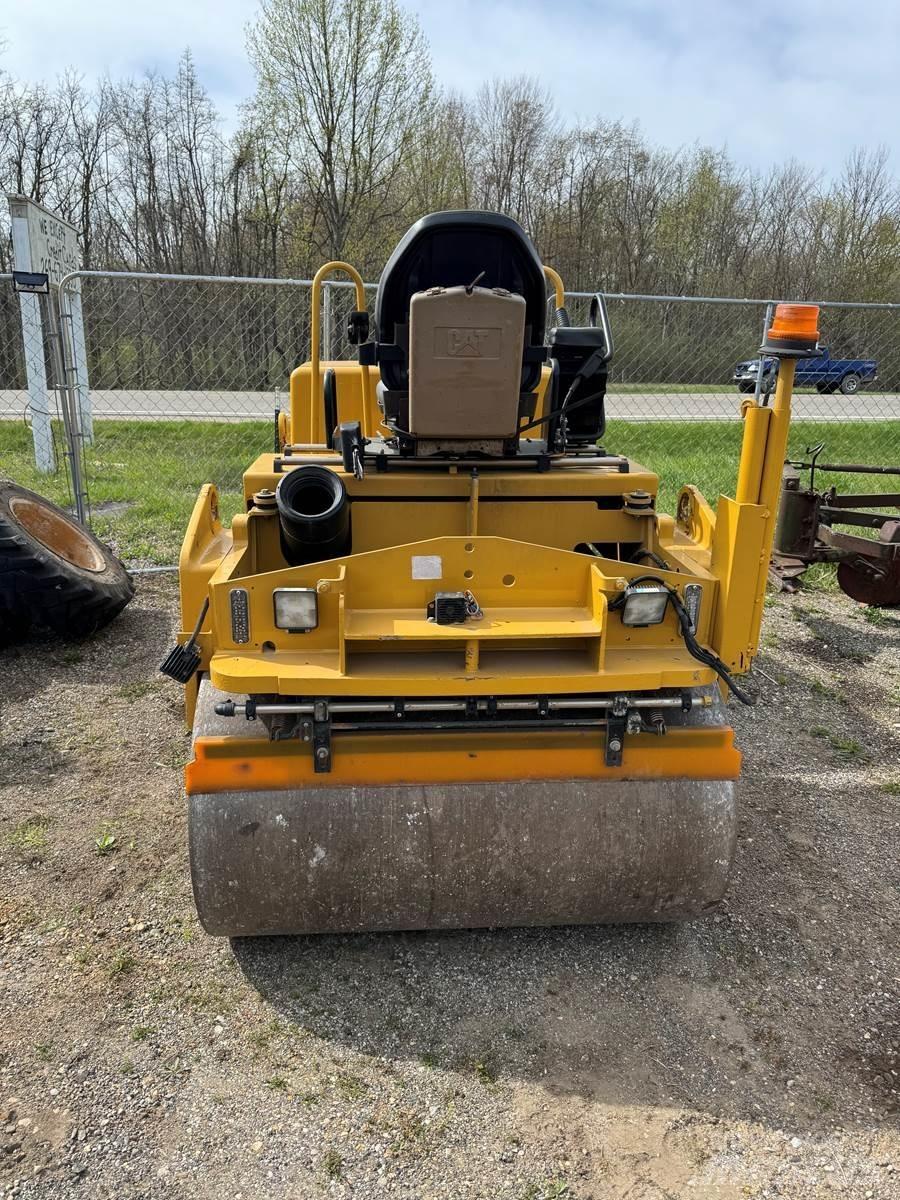 CAT CB34 Asfalto klotuvai