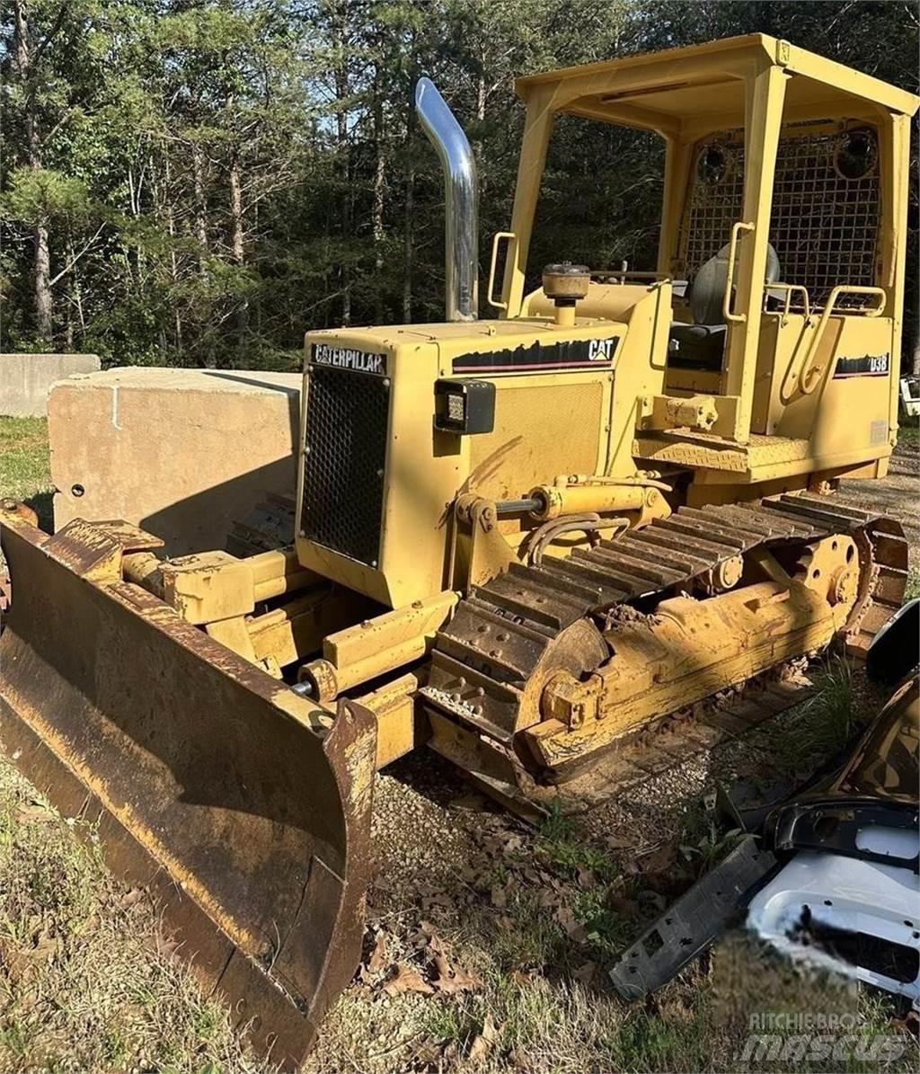 CAT D3B Vikšriniai buldozeriai