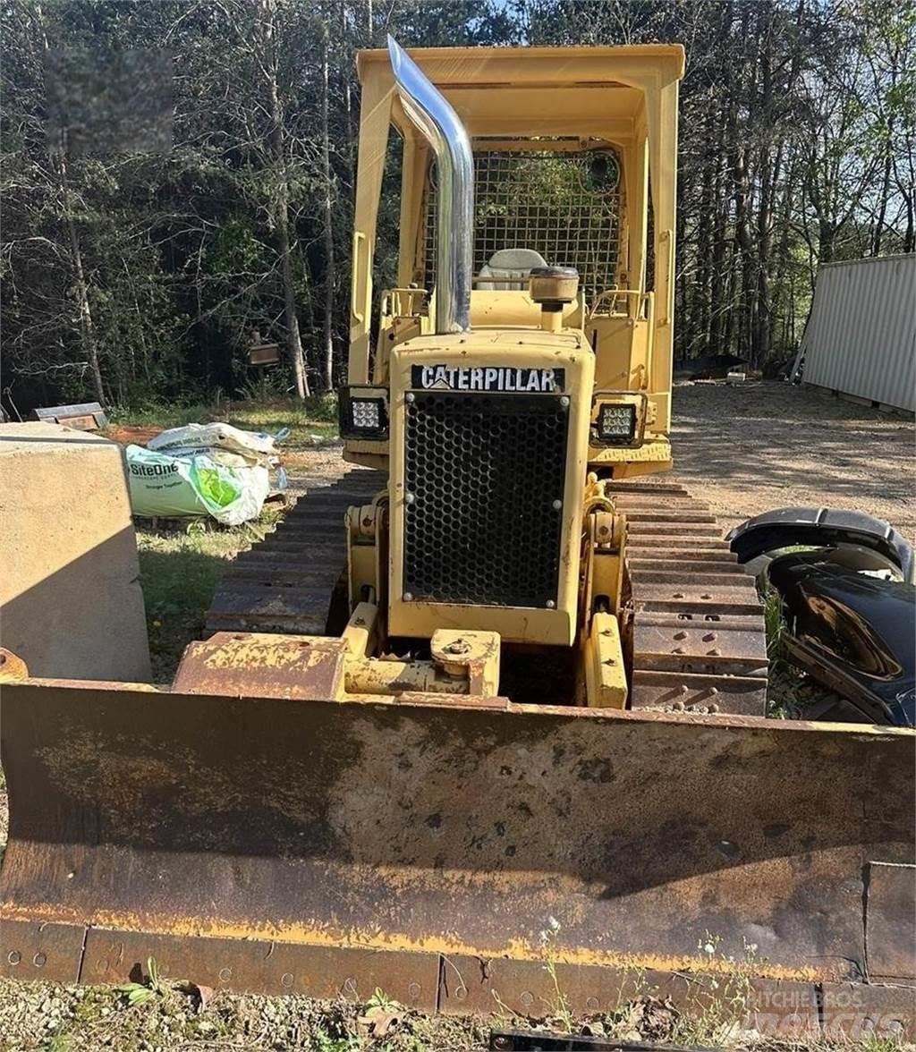 CAT D3B Vikšriniai buldozeriai